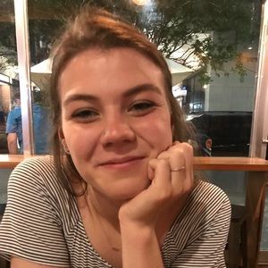 Meet your Posher, Chloe